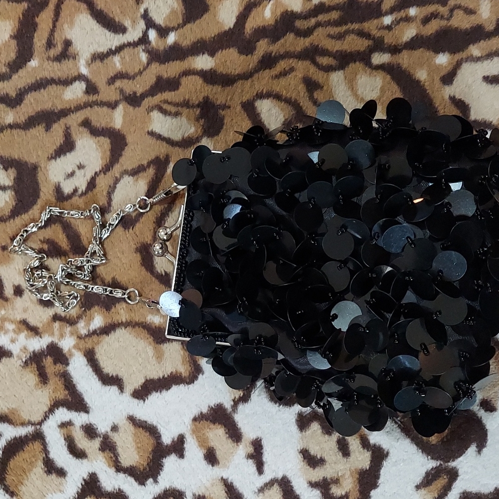 SALE‼️ Handbag w/ chain strap - Picture 2 of 4